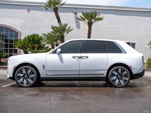 Used 2025 Rolls-Royce Cullinan AWD/4WD image 3