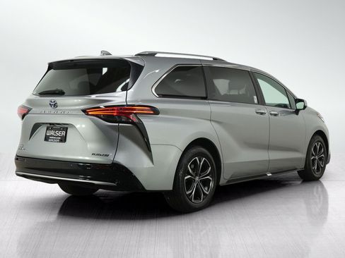 Used 2025 Toyota Sienna Platinum AWD/4WD image 7
