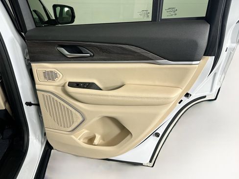 Used 2023 Jeep Grand Cherokee 4WD 4xe w/ Luxury Tech Group II image 32