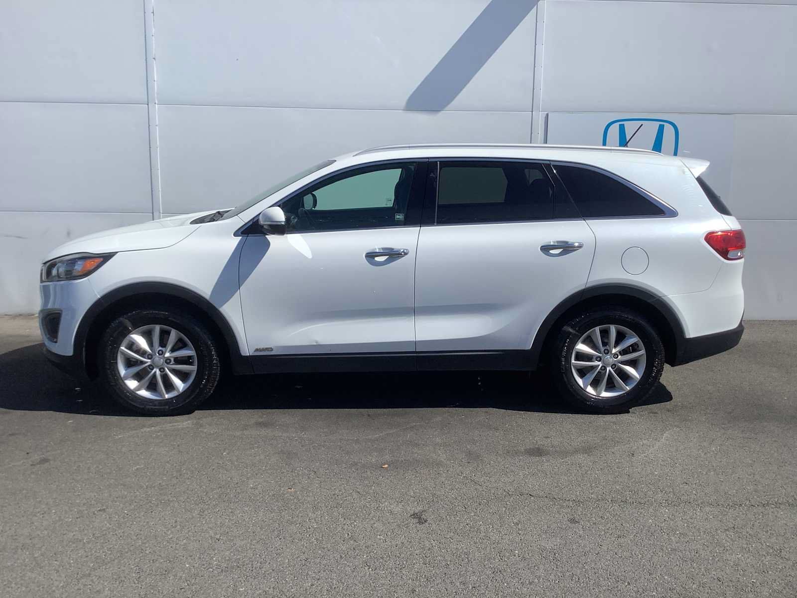 Used 2017 Kia Sorento AWD image 3