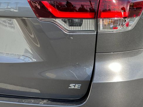Used 2019 Toyota Highlander SE image 25