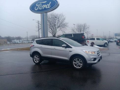 Used 2018 Ford Escape SE image 2