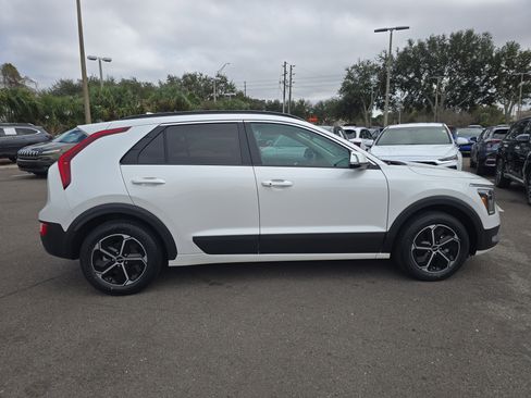 Certified 2025 Kia Niro EX image 9