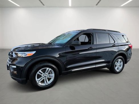 Used 2024 Ford Explorer XLT image 2
