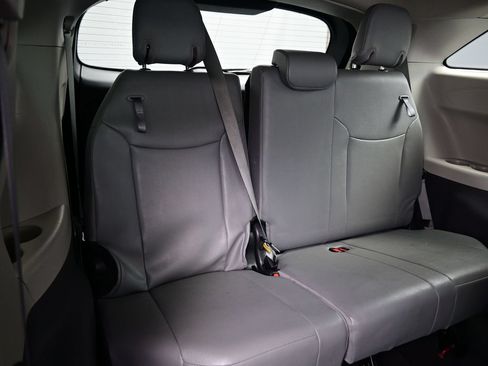 Used 2023 Toyota Sienna XLE FWD image 16