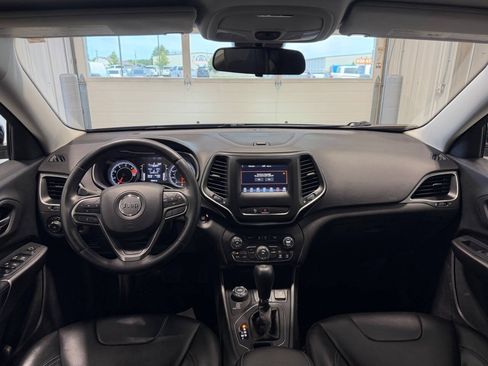 Used 2019 Jeep Cherokee Latitude Plus w/ Cold Weather Group AWD/4WD image 32