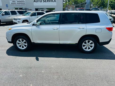 Used 2012 Toyota Highlander FWD image 2