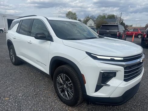 Used 2025 Chevrolet Traverse LT image 4