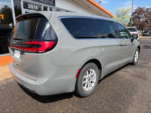 Used 2023 Chrysler Pacifica Touring-L FWD image 7
