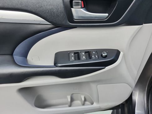Used 2019 Toyota Highlander XLE AWD/4WD image 21