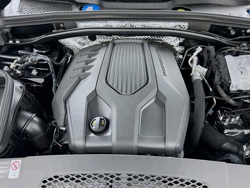 New 2026 Porsche Macan Base image 32