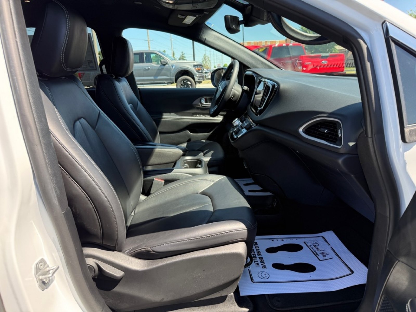 Used 2025 Chrysler Pacifica Select FWD image 23