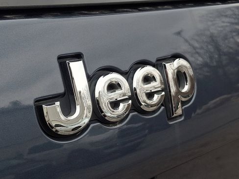 Used 2021 Jeep Cherokee Latitude Lux w/ Comfort/Convenience Group image 32