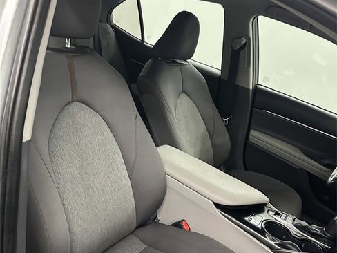 Used 2018 Toyota Camry LE image 35