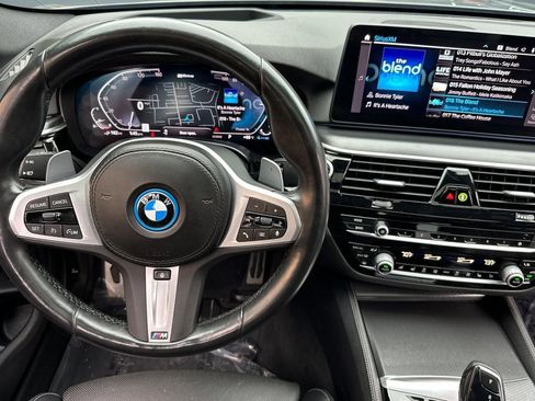 Used 2022 BMW 530e w/ Premium Package image 29