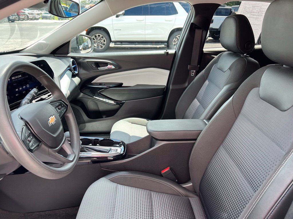 Used 2025 Chevrolet Trax LT FWD image 7