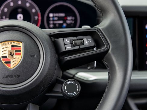 Certified 2025 Porsche Cayenne AWD/4WD image 32