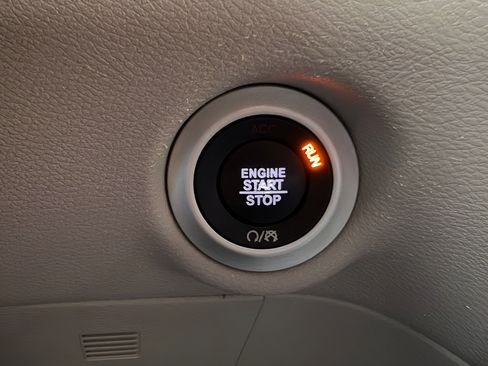 Used 2022 Chrysler Pacifica Touring-L FWD image 22