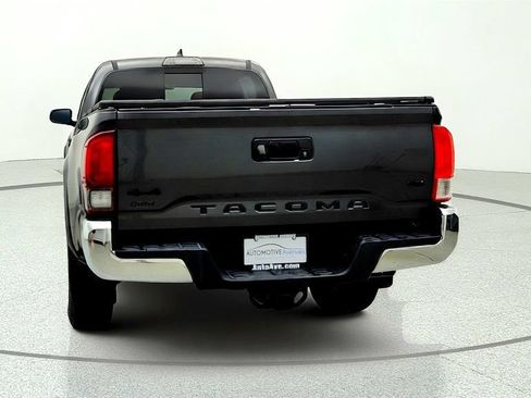 Used 2019 Toyota Tacoma SR5 AWD/4WD image 6