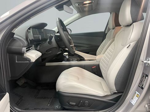 Used 2025 Hyundai Elantra Limited FWD image 12