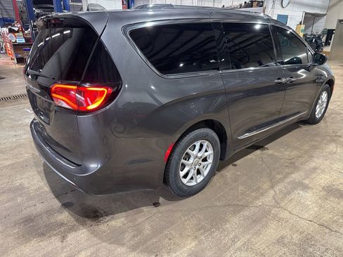 Used 2020 Chrysler Pacifica Touring-L image 4