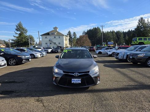 Used 2015 Toyota Camry LE image 2