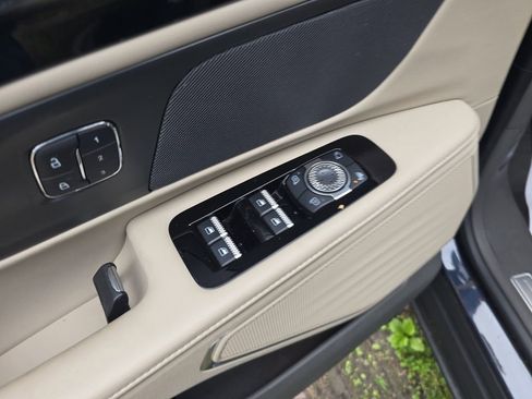 Used 2024 Lincoln Nautilus Premier image 16