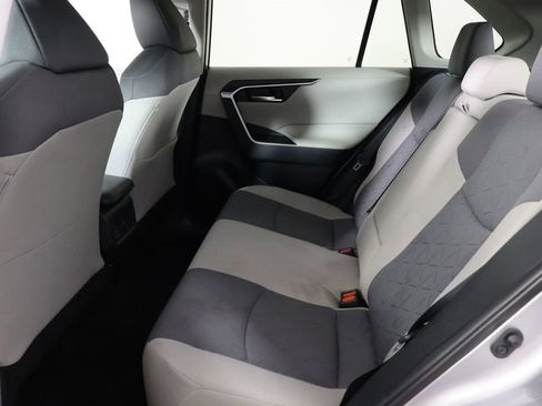 Used 2021 Toyota RAV4 XLE w/ Convenience Package FWD image 16