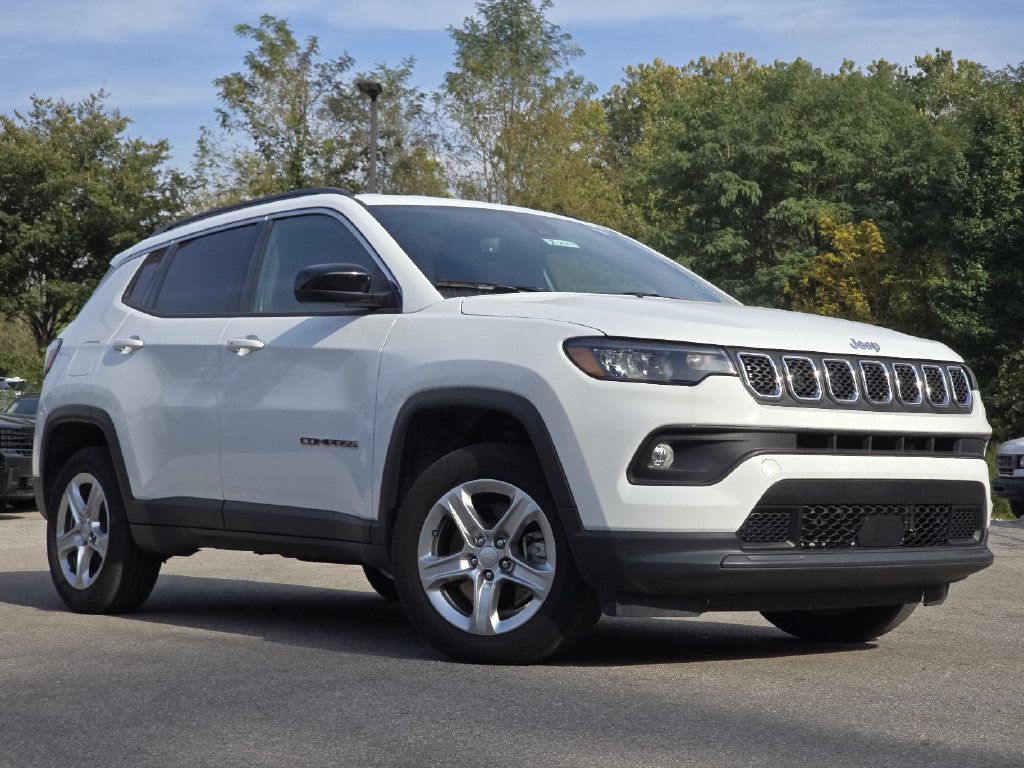 Used 2023 Jeep Compass Latitude w/ Convenience Group AWD/4WD image 1