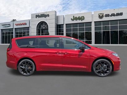 New 2026 Chrysler Pacifica Limited w/ S Appearance Package