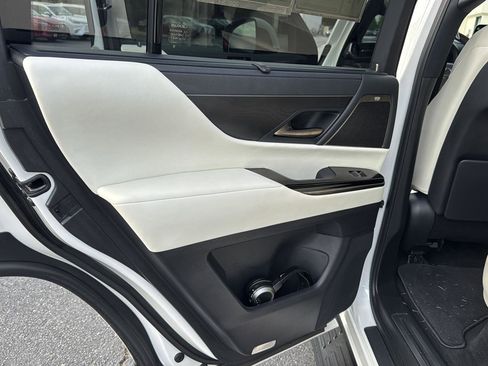 Used 2023 Lexus LX 600 4WD w/ Luxury Package image 15