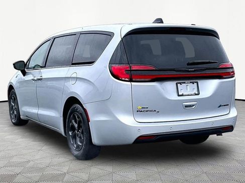 Used 2023 Chrysler Pacifica Limited w/ S Appearance Package image 4