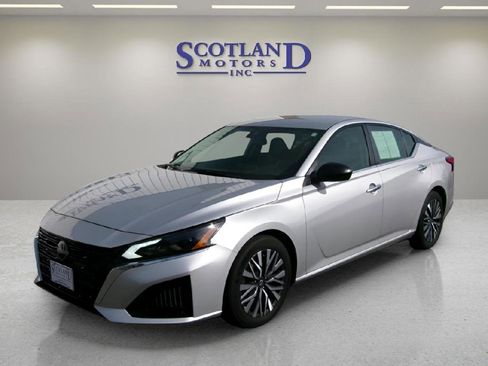 Used 2024 Nissan Altima 2.5 SV FWD image 2