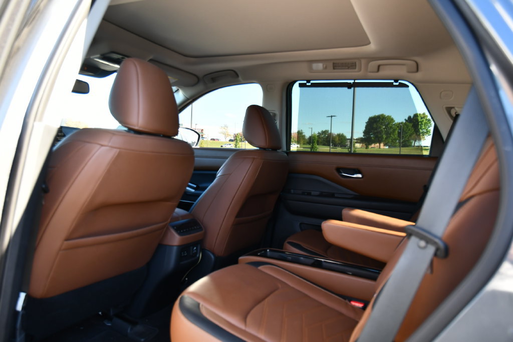 Used 2022 Nissan Pathfinder Platinum w/ Cargo Package AWD/4WD image 27