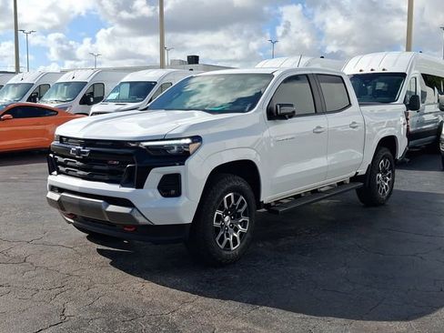 Used 2025 Chevrolet Colorado Z71 AWD/4WD image 2