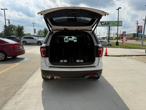 Used 2018 Ford Explorer XLT w/ Equipment Group 202A AWD/4WD image 13