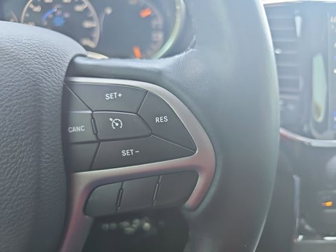 Used 2019 Jeep Grand Cherokee Altitude AWD/4WD image 23