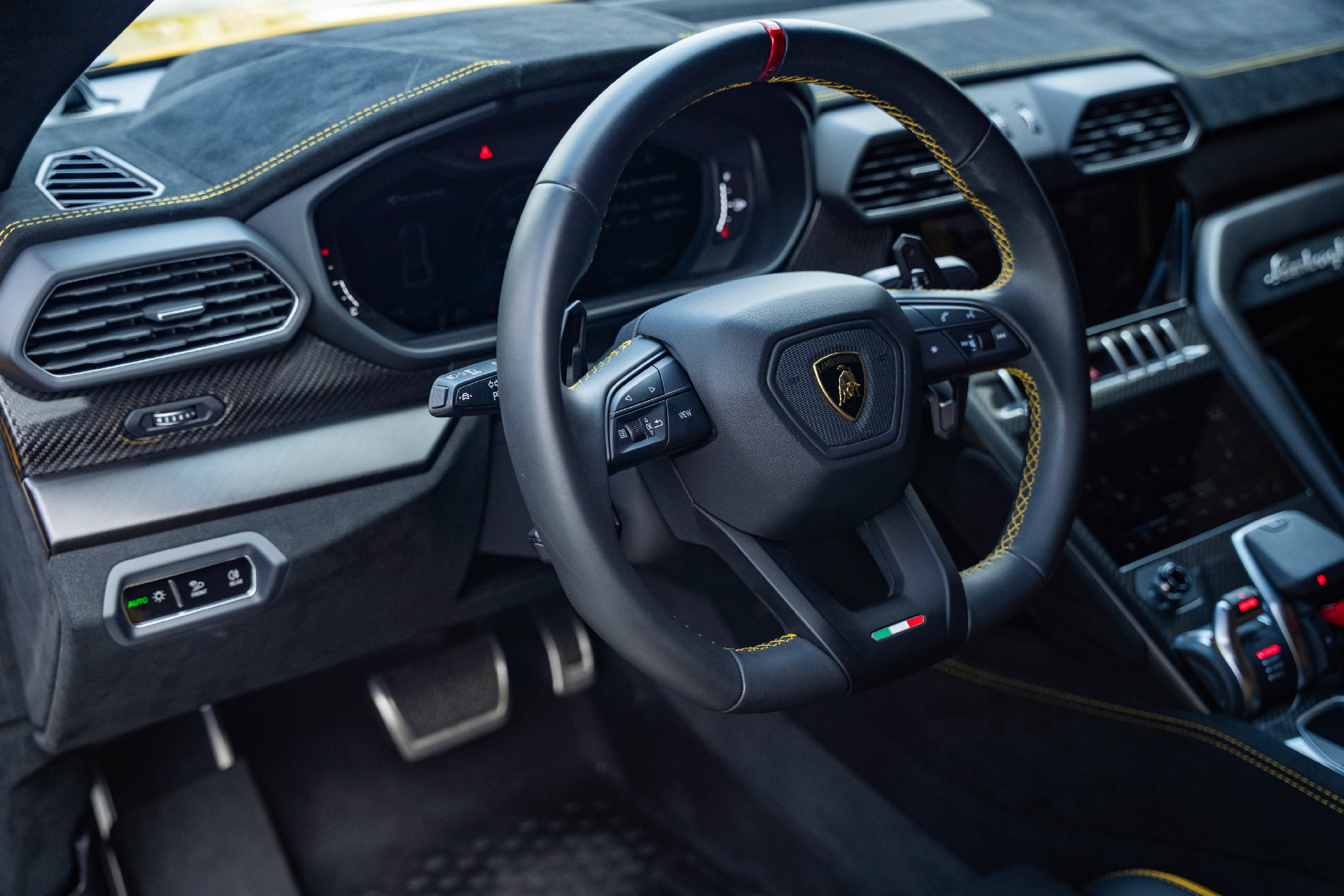 Used 2024 Lamborghini Urus Performante AWD/4WD image 19