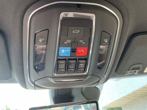 Used 2024 Jeep Grand Cherokee Limited w/ Luxury Tech Group II AWD/4WD image 34