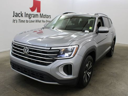 Used 2025 Volkswagen Atlas SE FWD image 2