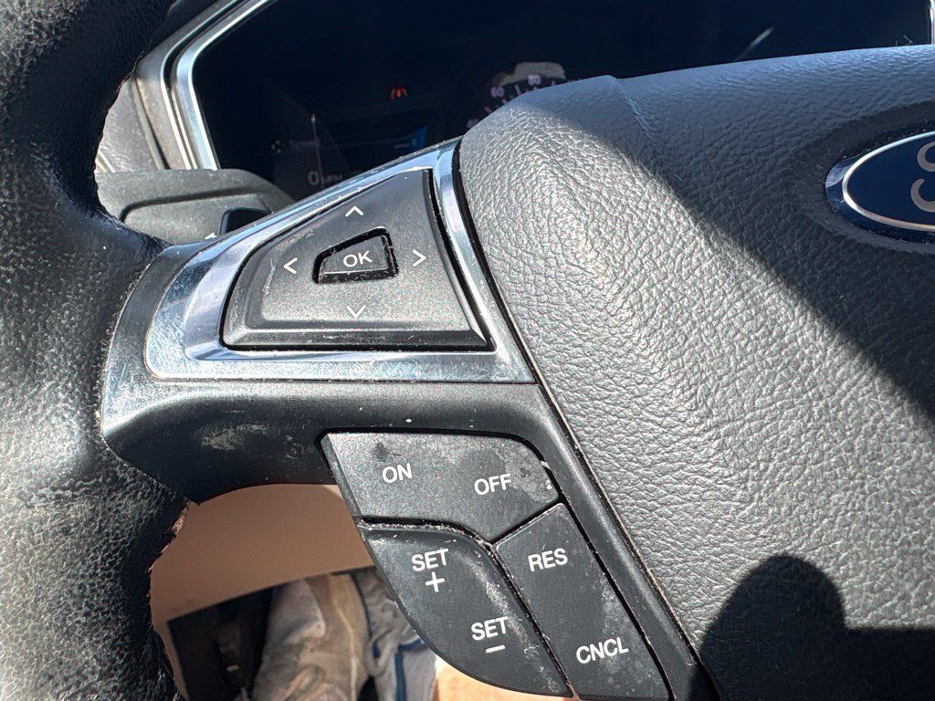 Used 2017 Ford Fusion SE w/ Fusion SE Technology Package FWD image 16