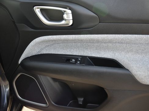 Used 2022 Jeep Compass Latitude image 12