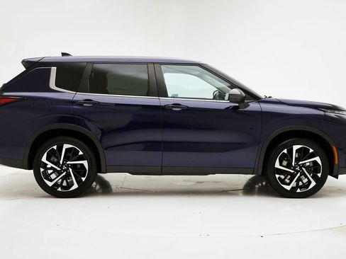 Used 2022 Mitsubishi Outlander SE image 3