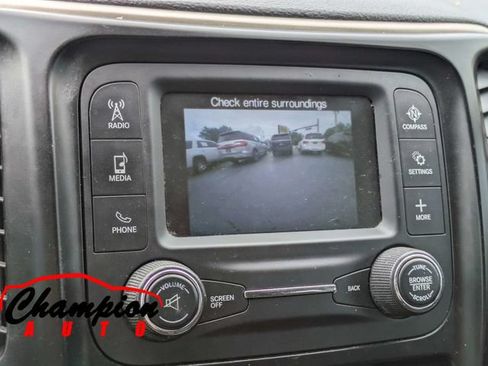 Used 2018 Jeep Cherokee Latitude FWD image 23