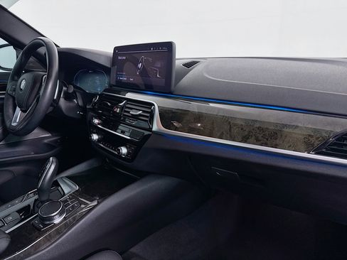 Used 2023 BMW 530e w/ Premium Package image 29