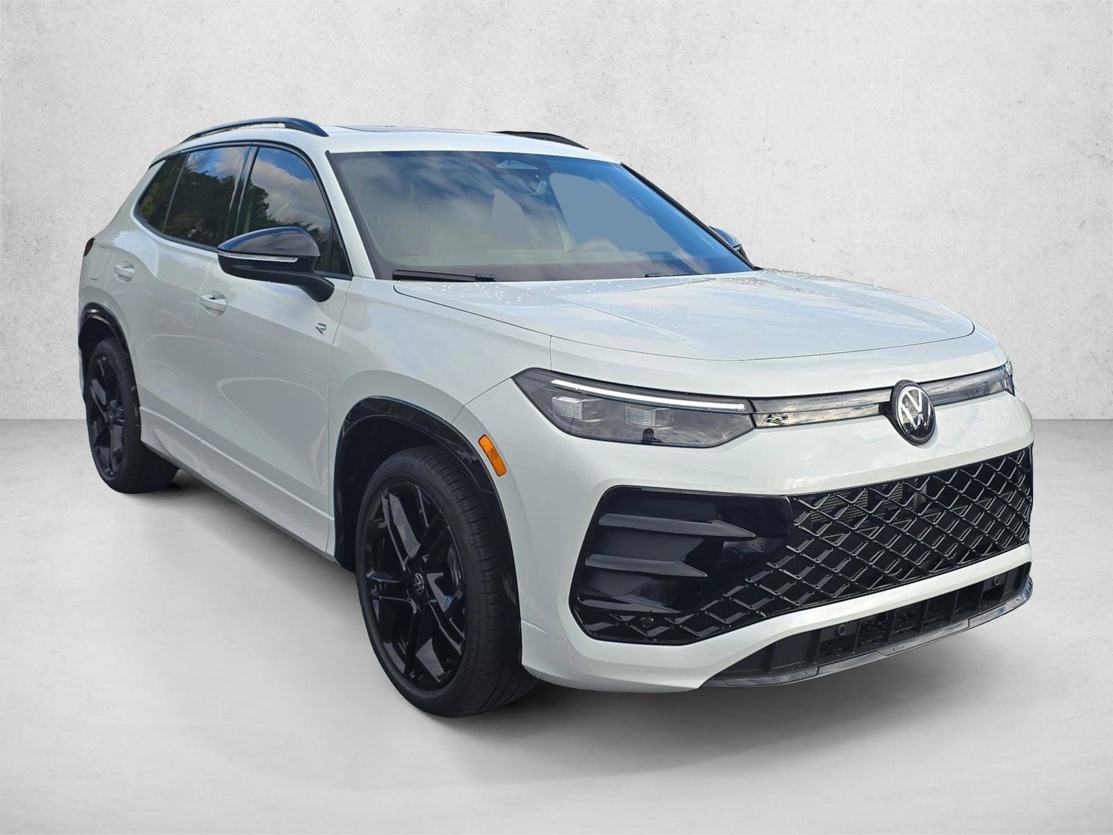 New 2026 Volkswagen Tiguan SE R-Line FWD image 9