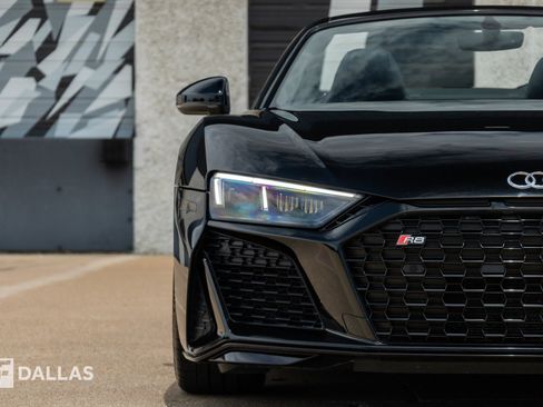 Used 2021 Audi R8 V10 w/ Premium Package RWD image 4