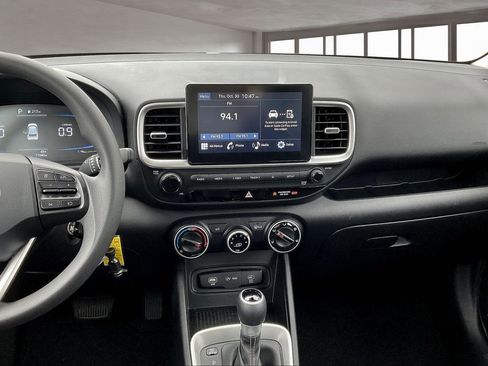 Certified 2025 Hyundai Venue SE image 9