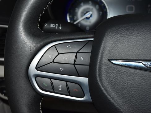 Used 2023 Chrysler Pacifica Touring-L FWD image 9
