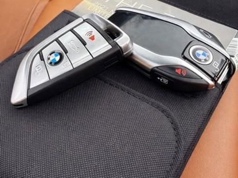 Used 2021 BMW 750i xDrive w/ Executive Package image 27